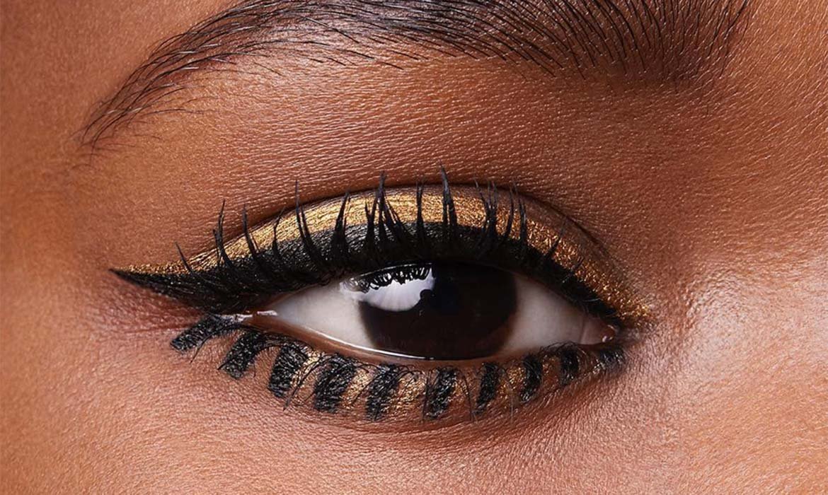 El eyeliner bicolor es uno de los grandes exponentes de esta tendencia del eyeliner doble. Pruébala con los delineadores cremosos de la gama Le Liner Signature de L’Oréal Paris. ¡Te vas a enamorar!